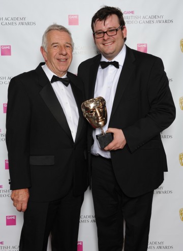 Presenter Geoff Heath OBE and Kevin Flynn of Electronic Arts. The jury described the game as excelling at “delivering unprecedented levels of player teamwork and roles in a vast, gripping environment.”