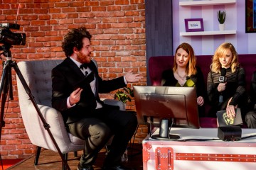 Twitch quiz host Tommy from Two Angry Gamers with ShannaNina and Aoife Wilson
