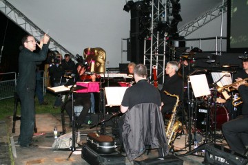 The Matrix Ensemble conducted by Robert Ziegle accompanied the screening of Moulin Rouge.
