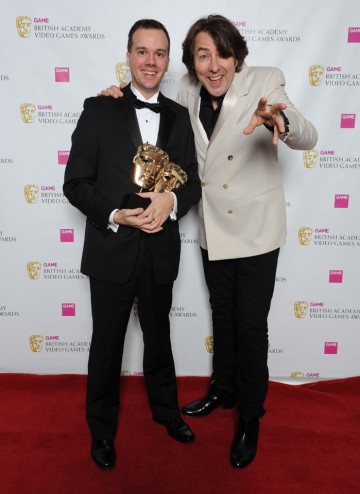 Presenter Jonathan Ross with Josh Weier from Valve. The jury described the game as “a blend of cerebral accessibility and nascent storytelling trumped only by excellent level design.”