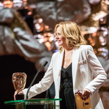 Kim Cattrall presents the award for Entertainment Performance
