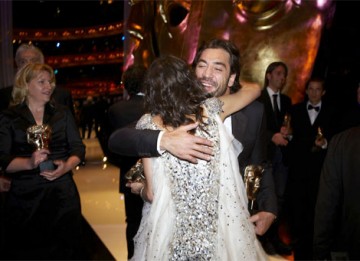 BAFTA winners Javier Bardem and Marion Cotillard congratulate each other backstage (pic:BAFTA / Camera Press).