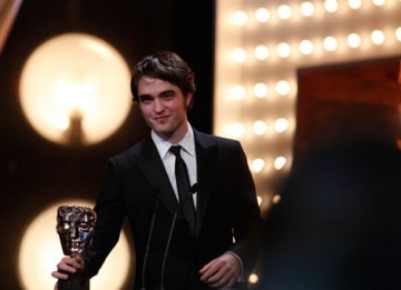 Star of the Twilight series of films Robert Pattinson presents the award for Original Screenplay (BAFTA/Brian Ritchie).