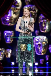 Emma Stone receives her Leading Actress award