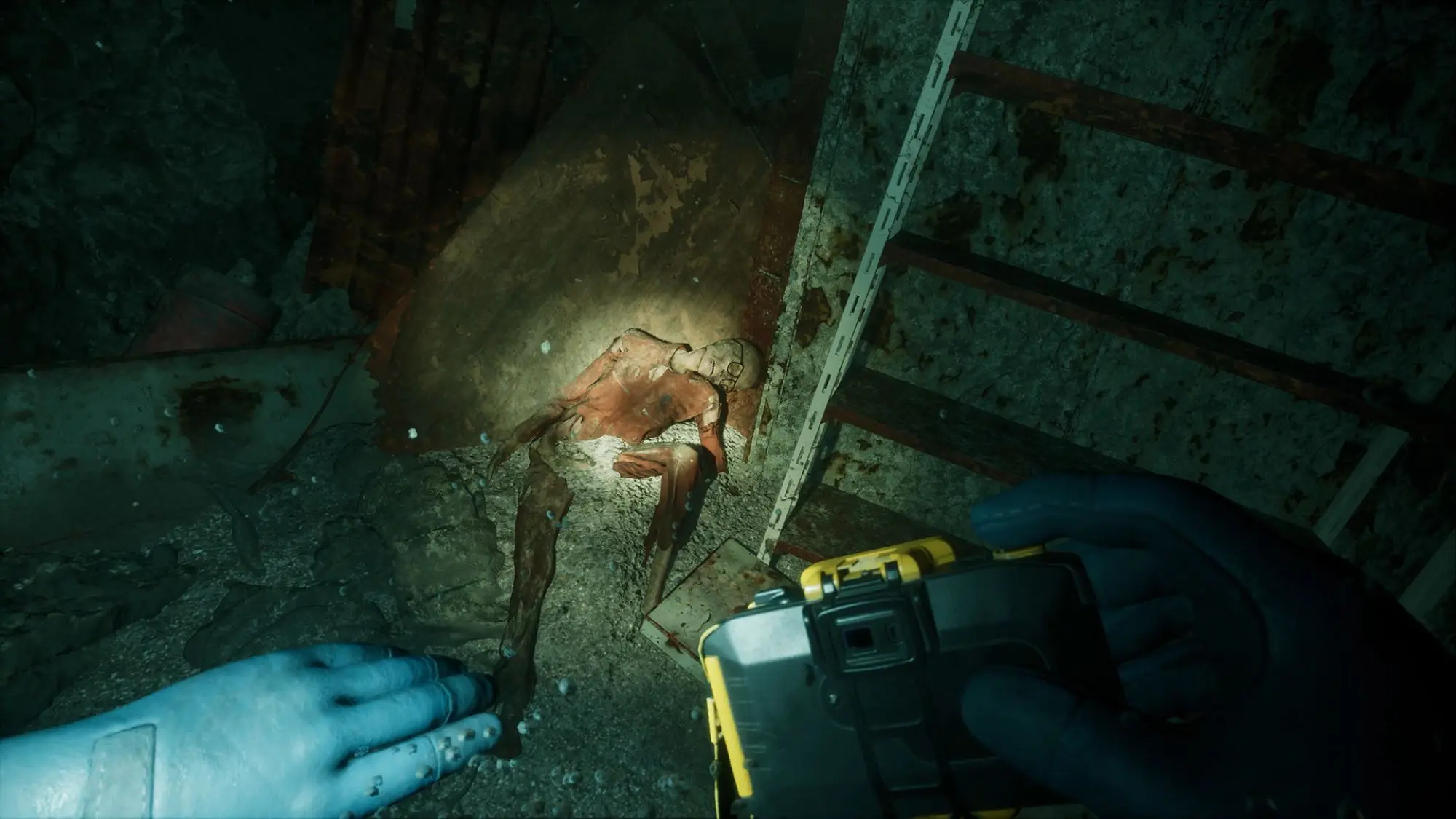 A still from the game Still Wakes the Deep Siren's Rest. An unseen figure wearing gloves and holding a camera standing over an emaciated body.